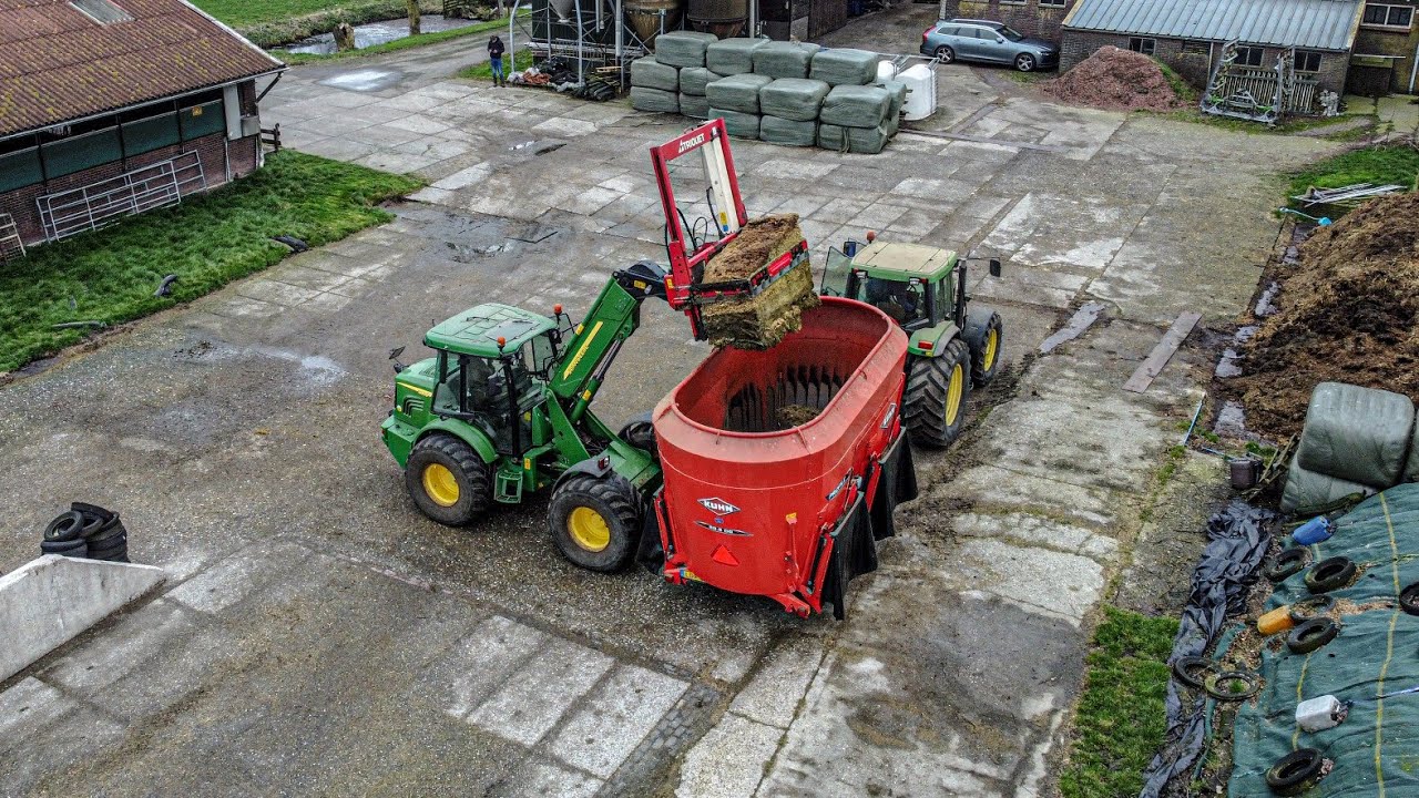 Loading Feed Mixer | John Deere 3800 , 6600 | Kuhn 2070