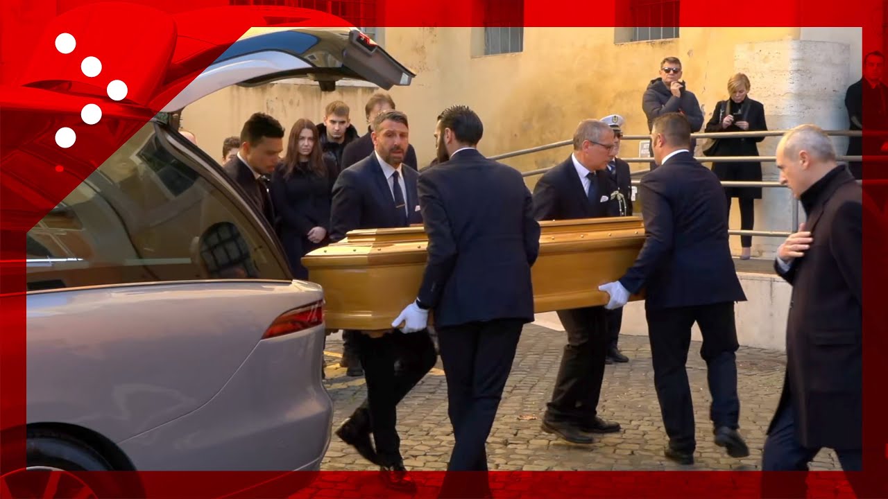 Addio a Siniša Mihajlovic, l'arrivo del feretro in Campidoglio per la camera ardente