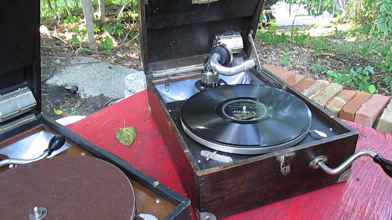 Oak veneer French market HMV-100 portable Gramophone