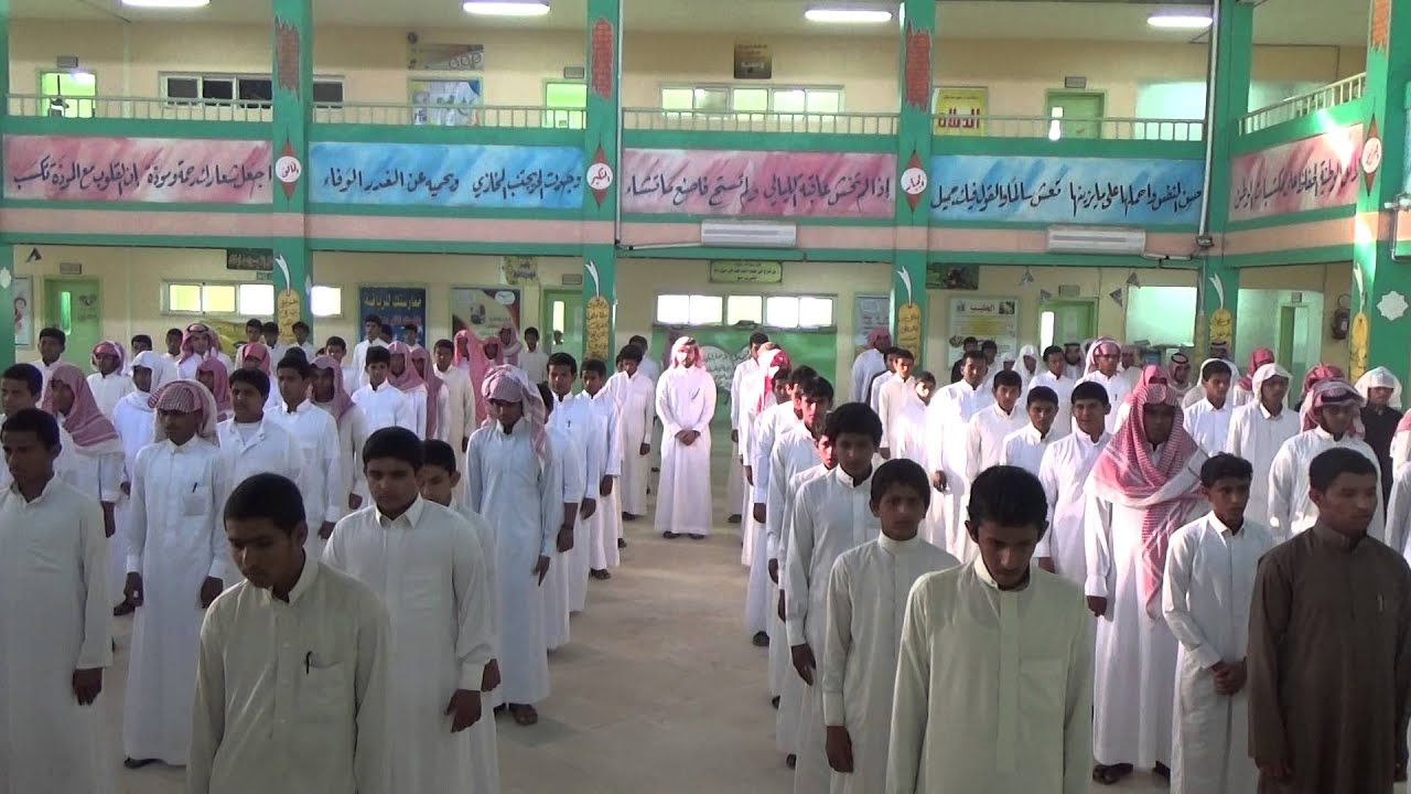 النشيد الوطني أثناء الطابور بمدرسة عمرو بن العاص بالجمة