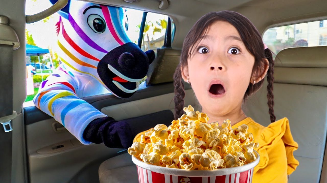 Maddie y Wendy tienen una sorpresa en el cine de auto! 🍿