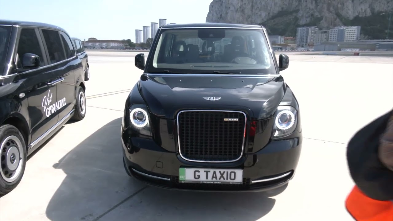 Знаменитые лондонские черные такси прибывают на Скалу.