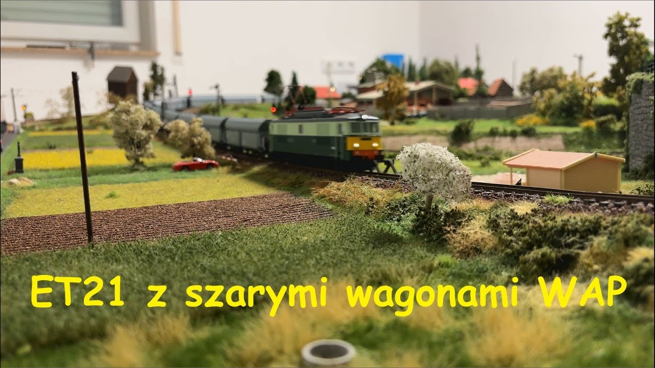 Na makiecie: ET21 z szarymi wagonami WAP