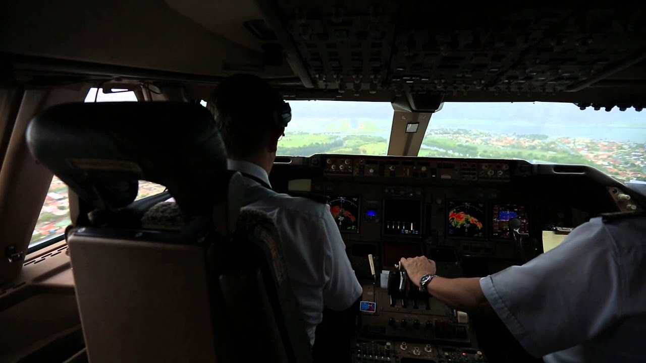 Inside the Cockpit - VH-OJC Boeing 747-438 Landing YSSY Rwy 07