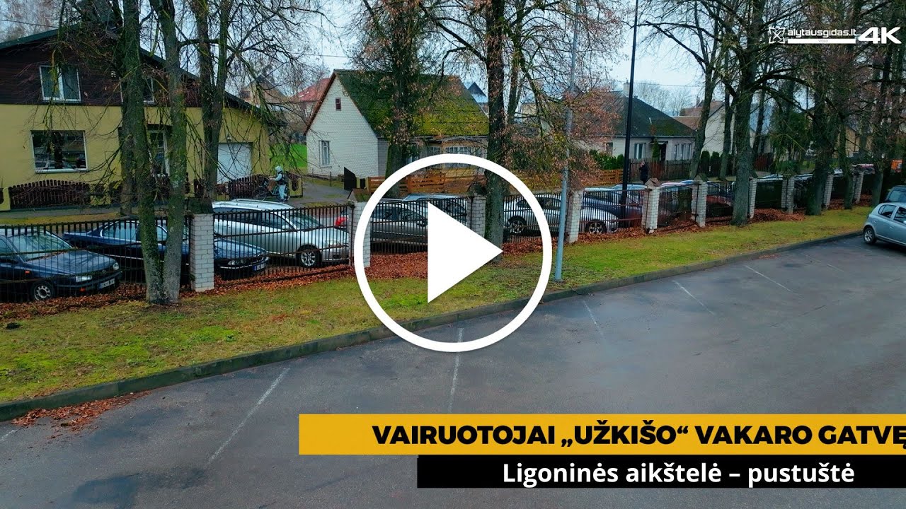 Vairuotojai „užkišo“ Vakaro gatvę,  ligoninės aikštelė - pustuštė