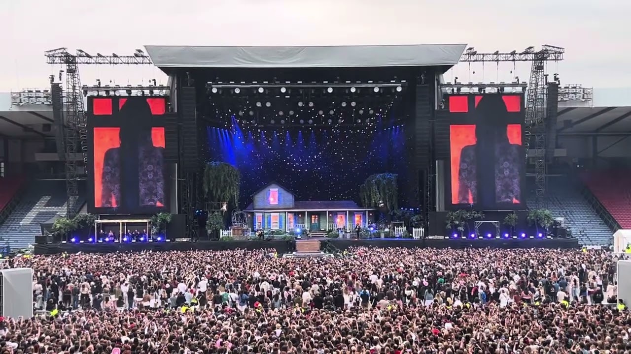 Lana Del Rey - Intro and Stars Fell on Alabama (live) - Hampden Park Glasgow - 26-06-2026