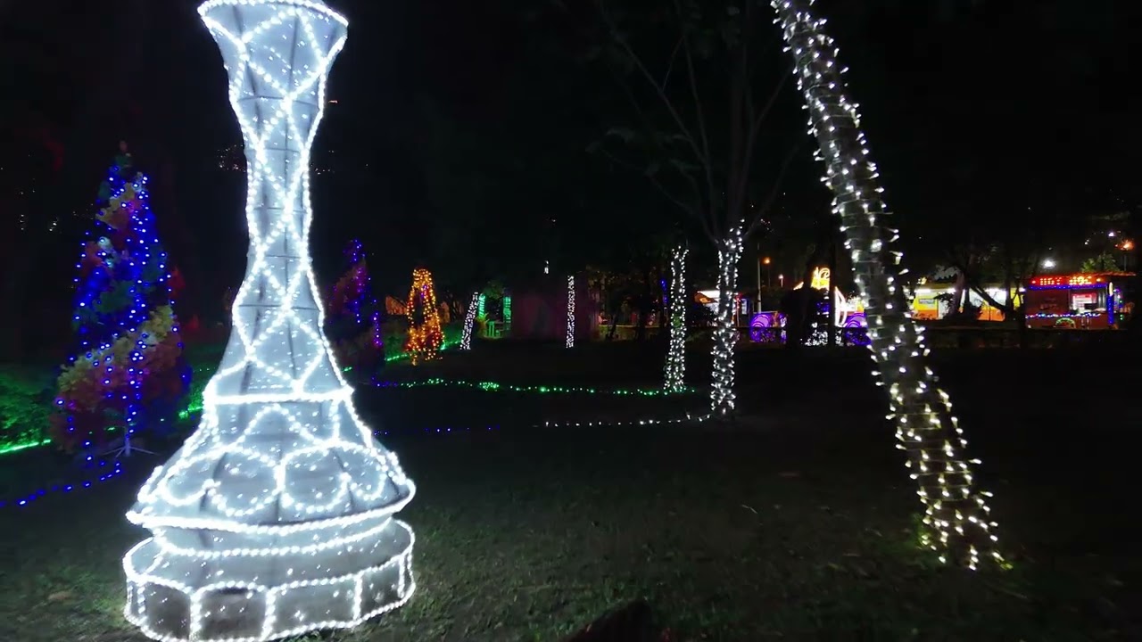 Luces en parque norte de Medellín 