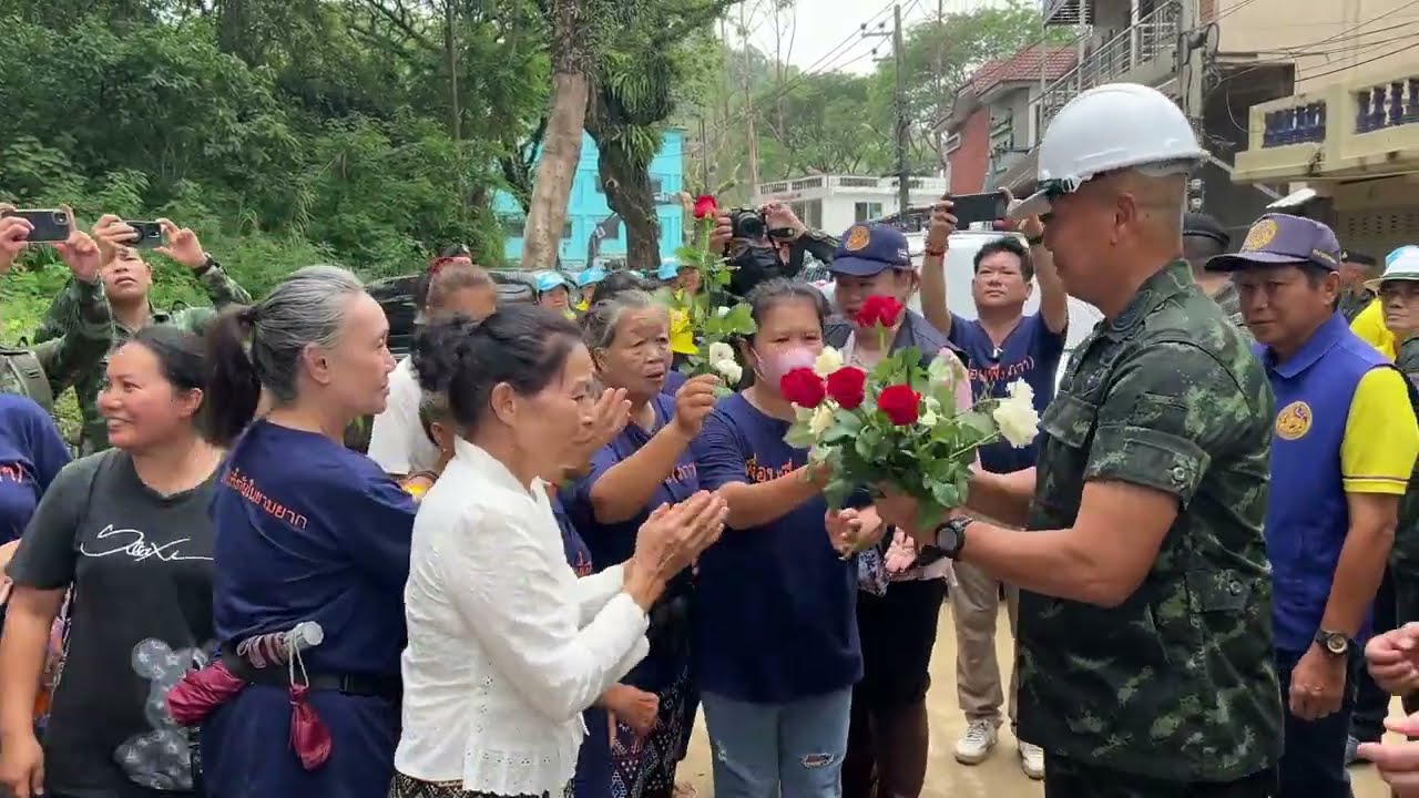 ชาวแม่สาย แสดงความขอบคุณ และแห่ให้กำลังใจท่านเจ้ากรมฯ และกำลังพล กรมการทหารช่าง ที่ได้ทุ่มเทฟื้นฟู