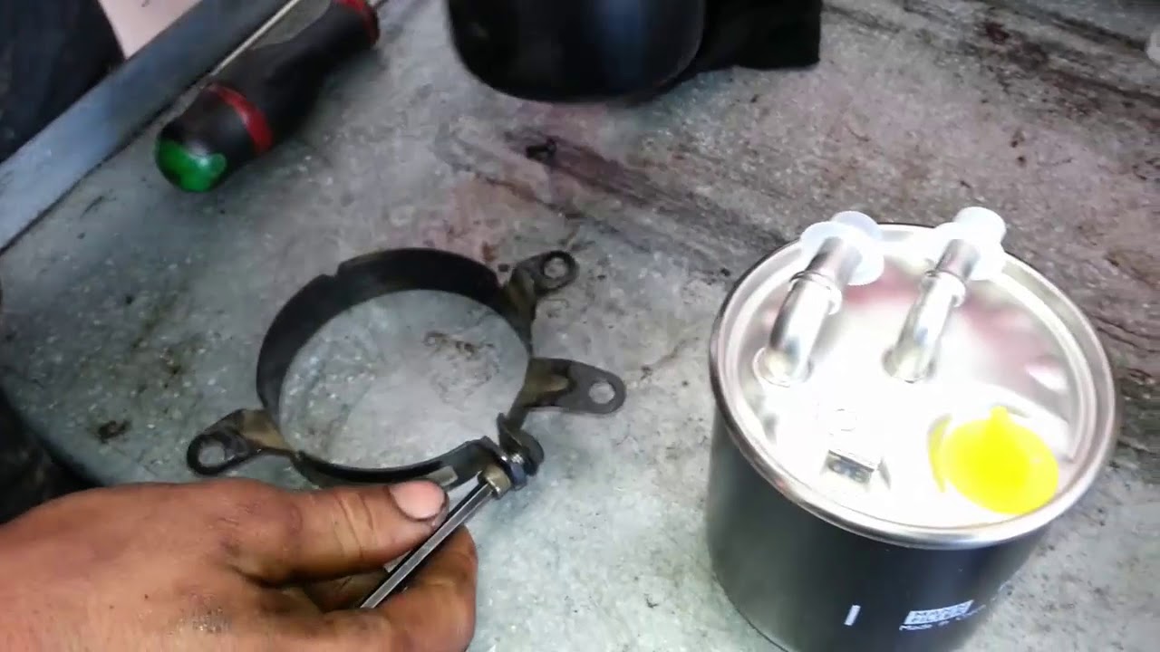 Remplacer filtre a gasoil sur MERCEDES CLS 320 CDI. Change the Fuel Filter in a Mercedes CLS 320 CDI