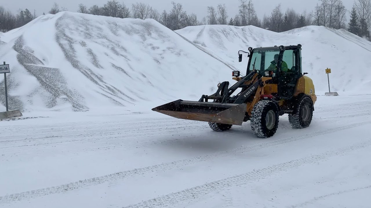 Köp Hjullastare Volvo L25B-P inklusive redskap på Klaravik