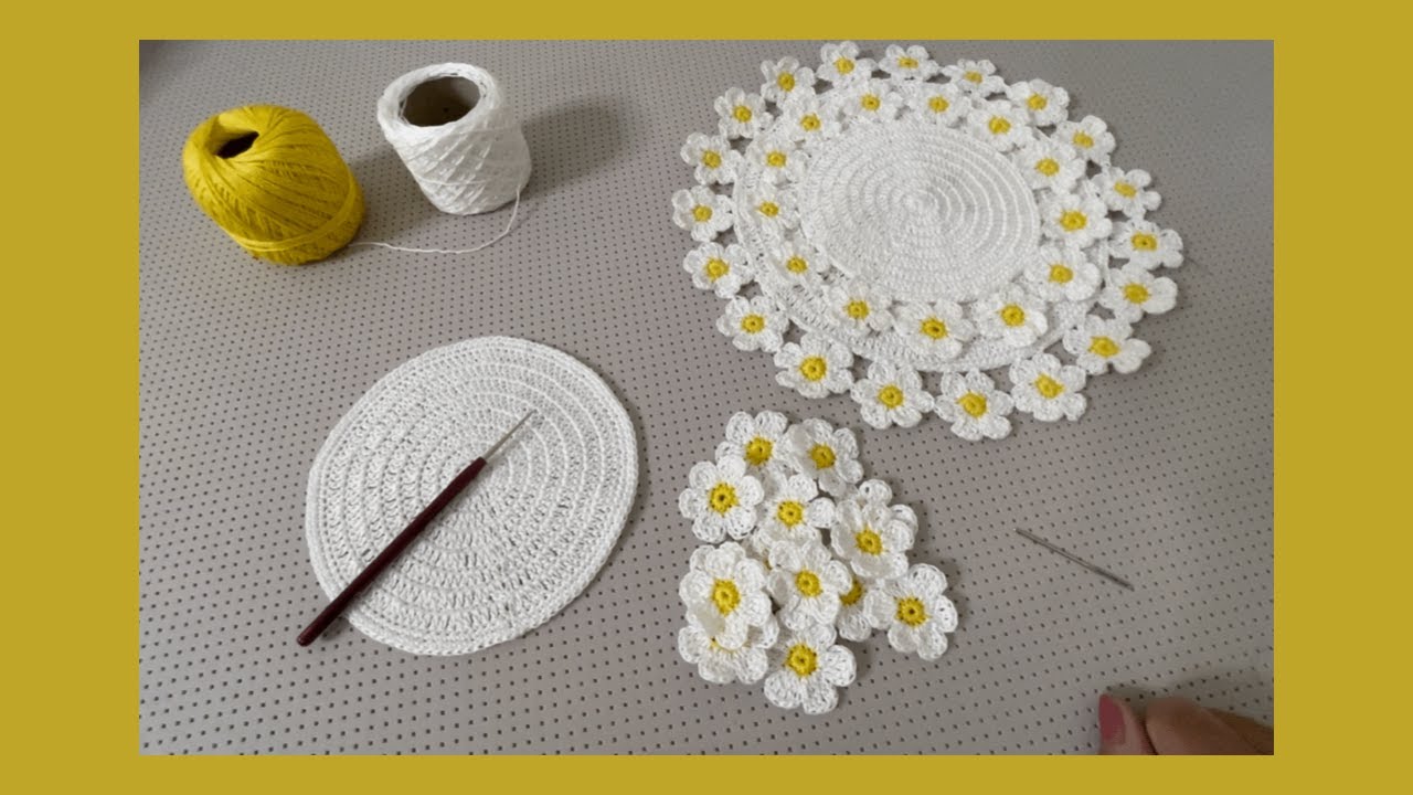 مفرش بالكروشي دائري مزين بوريدات مع طريقة عمل وريدة جميلة بلونين