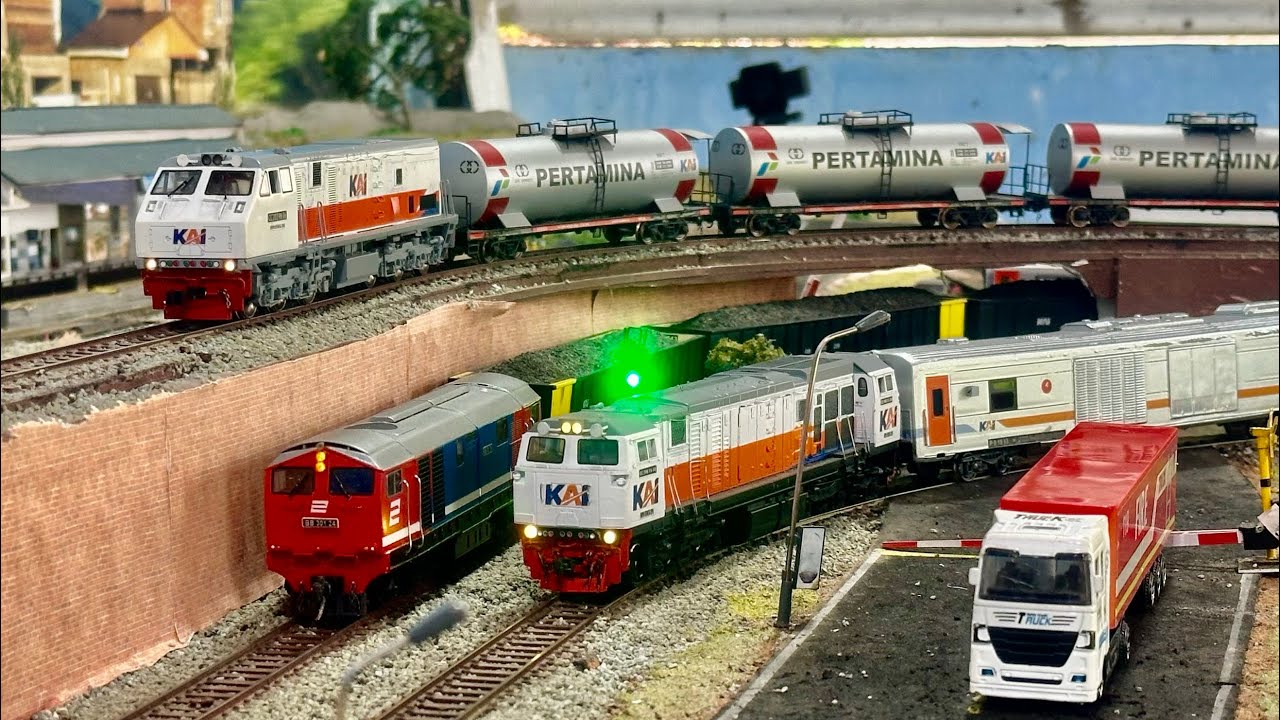 Kereta api Argowilis & KLB Ketel Pertamina Hampir Tabrakan saat Bersilang keluar dari stasiun#train 
