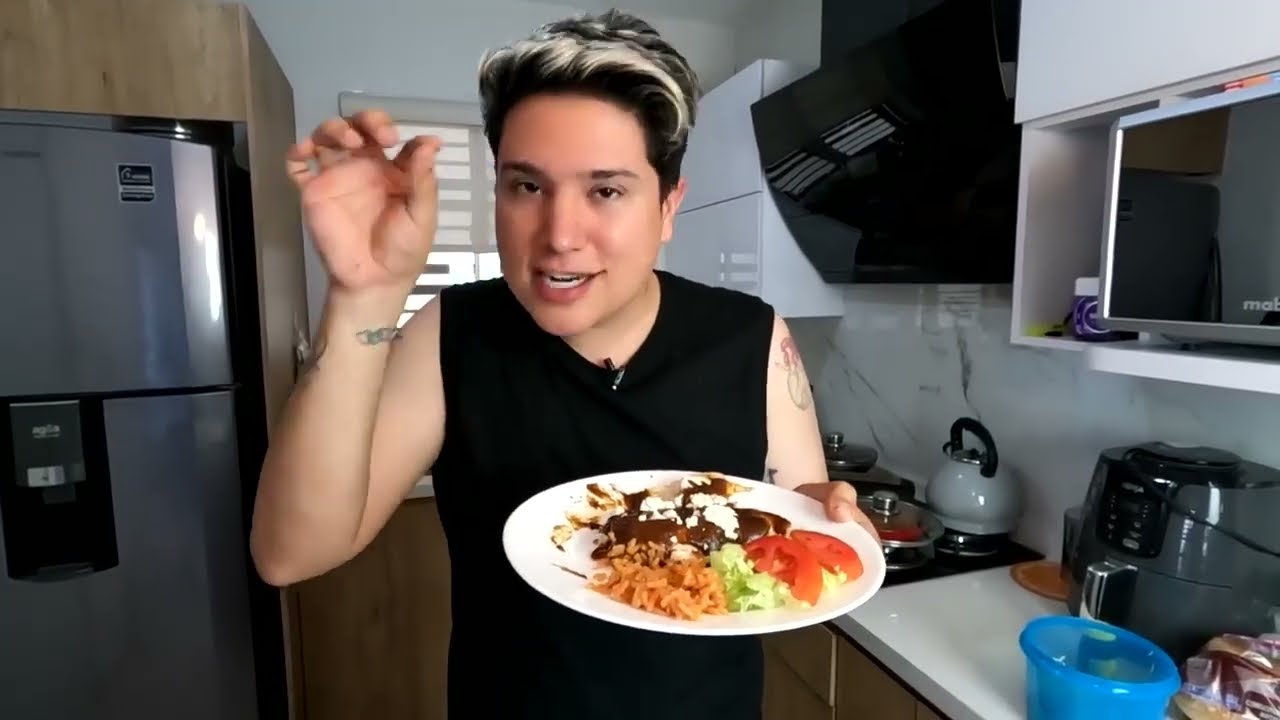 ¡PREPARANDO UNAS RICAS ENMOLADAS!