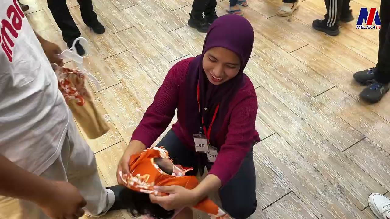 DR. AKMAL CERIAKAN ANAK-ANAK JASIN, BELANJA BAJU RAYA