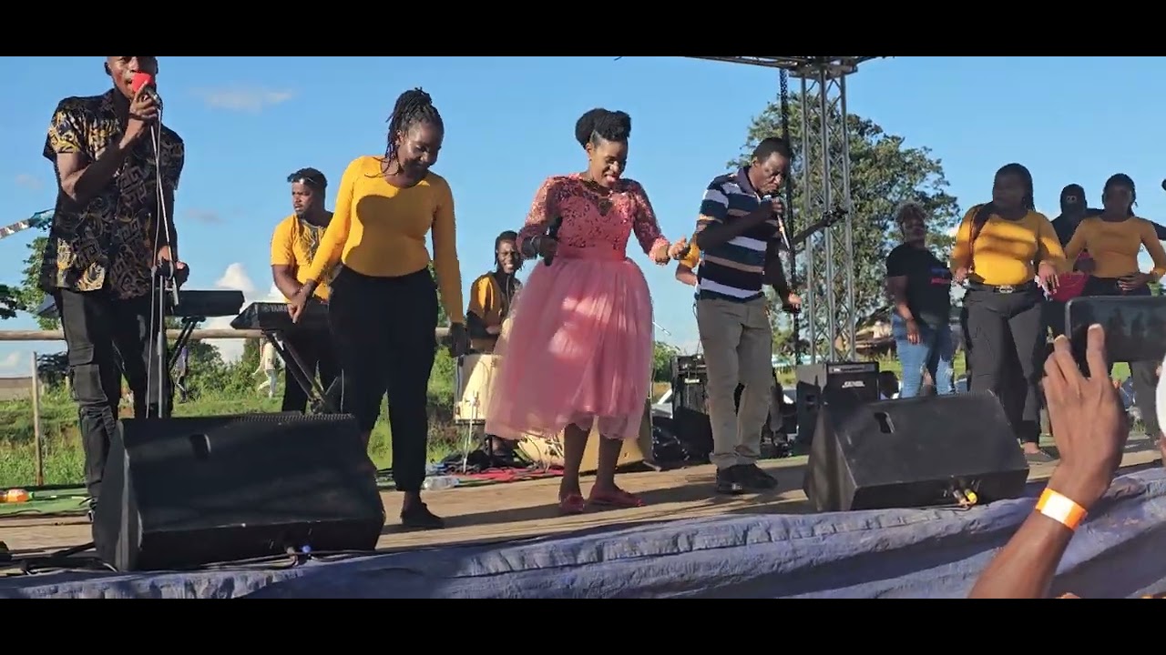 Mhanza haisekwi by Dorcas Moyo live paChipinge ft Aleck Macheso
