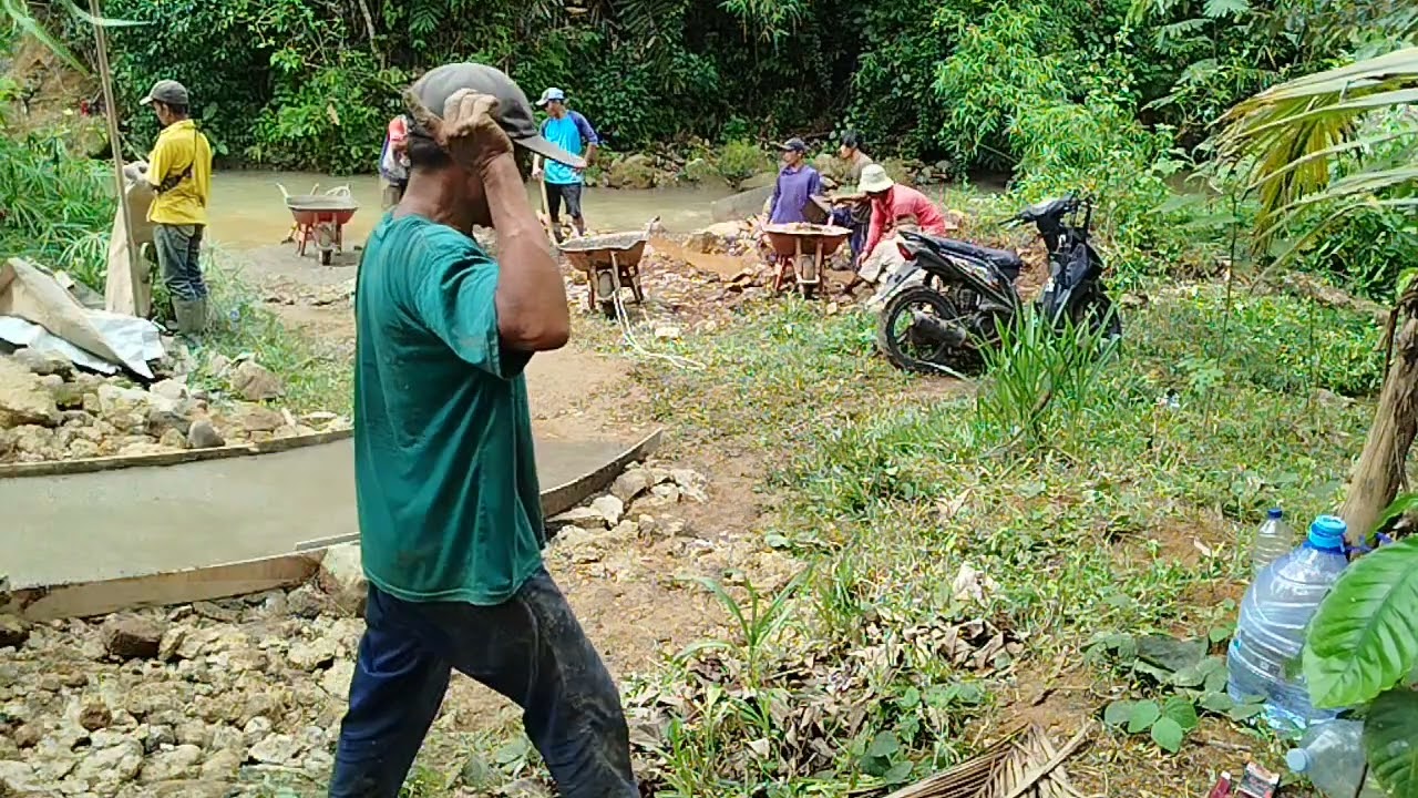 Pengecoran jalan kecil yang menghubungkan 2 dusun 2 desa, gedangan giri mulyo 