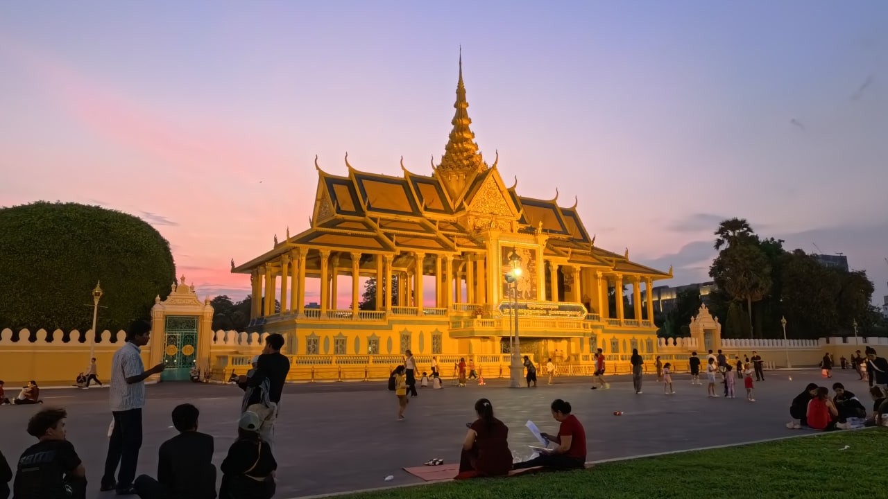 ផ្លូវថ្មើរជើងចតុមុខ | Walk street
