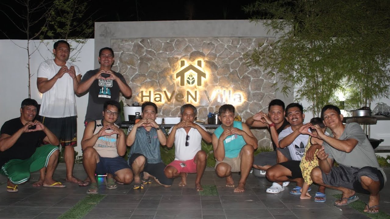 Swimming Moment Masayang Araw Bonding sa Resort