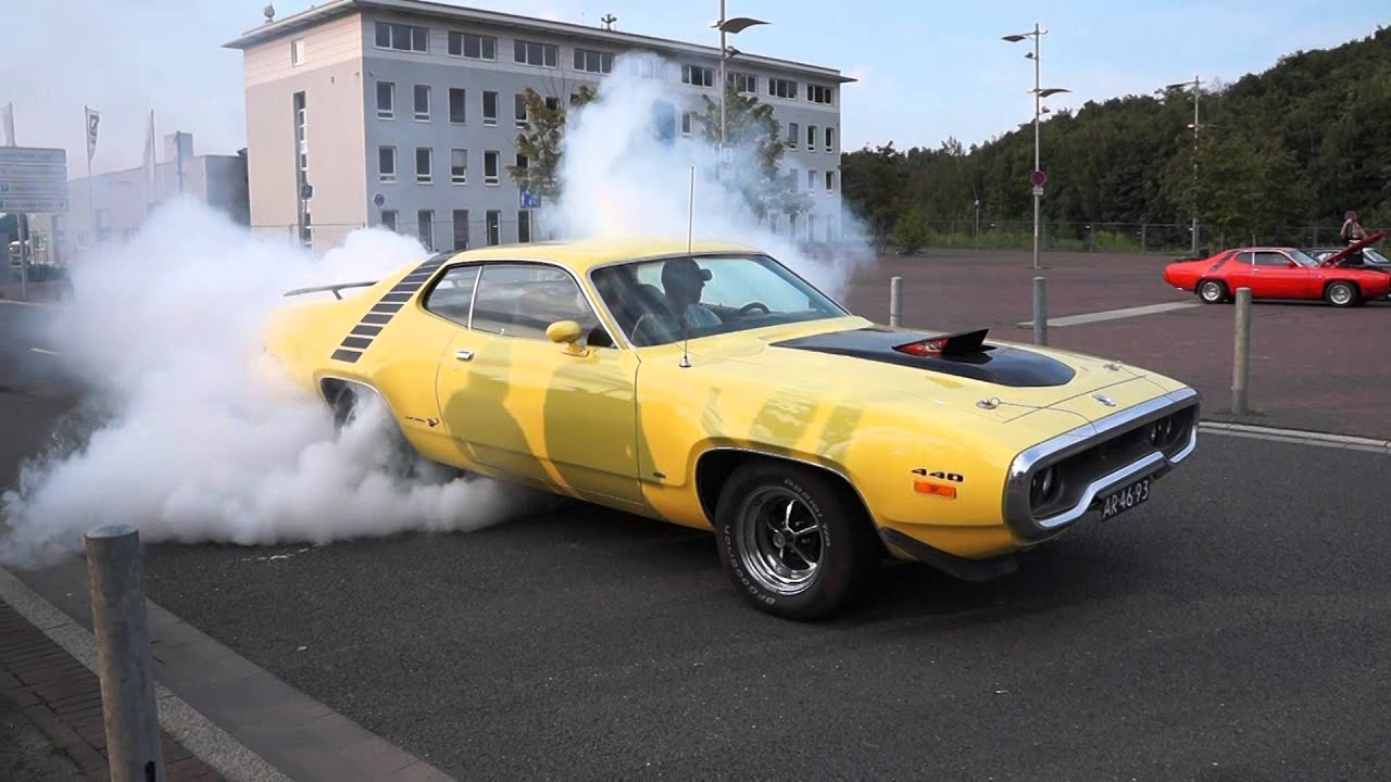 72' plymouth Roadrunner burnout !!!