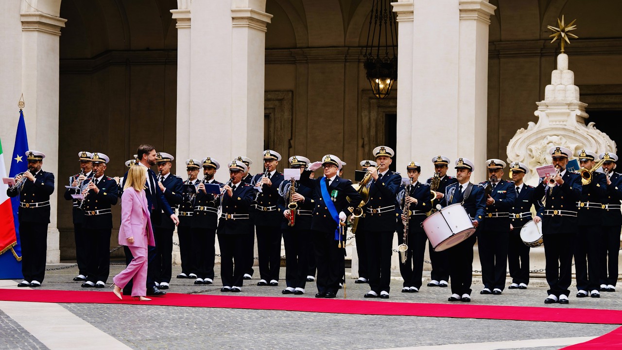 J.D. Vance e Giorgia Meloni: Banda della Marina Militare suona inni U.S.A. e Italia a Palazzo Chigi