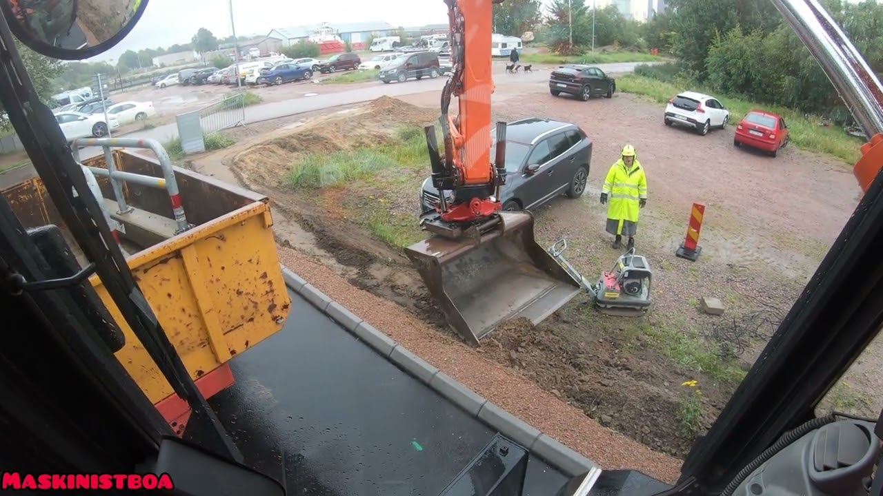 Hitachi ZX140-5 with Rototilt. Backfilling a slope