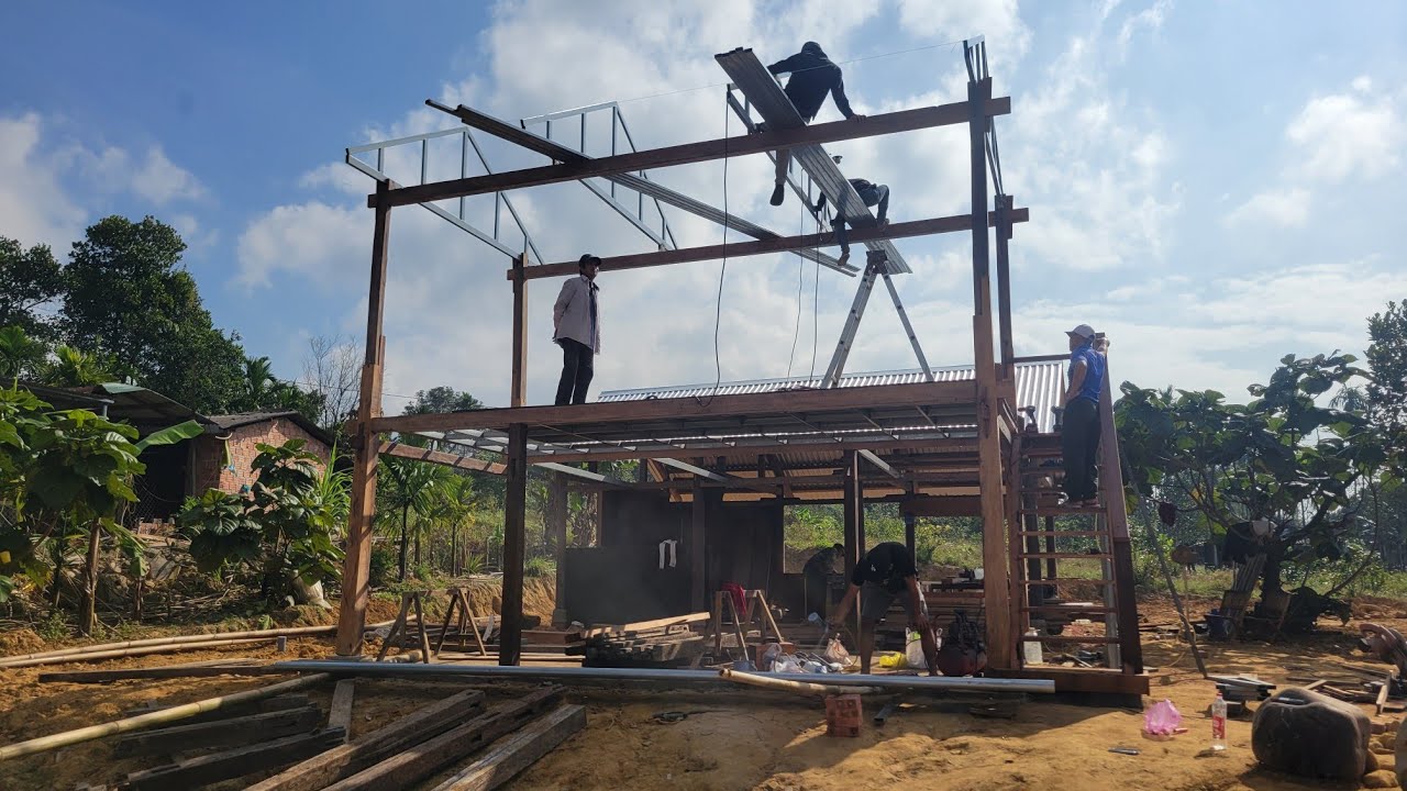 Hành Trình 38/100 Làm Nhà Gỗ | Lợp Mái Tôn Trên Cao Rất Nguy Hiểm