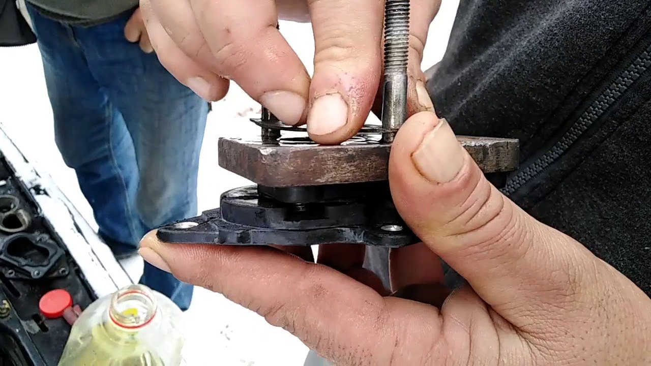 Kao namestiti gumeni nosač karburatora na automobilu..