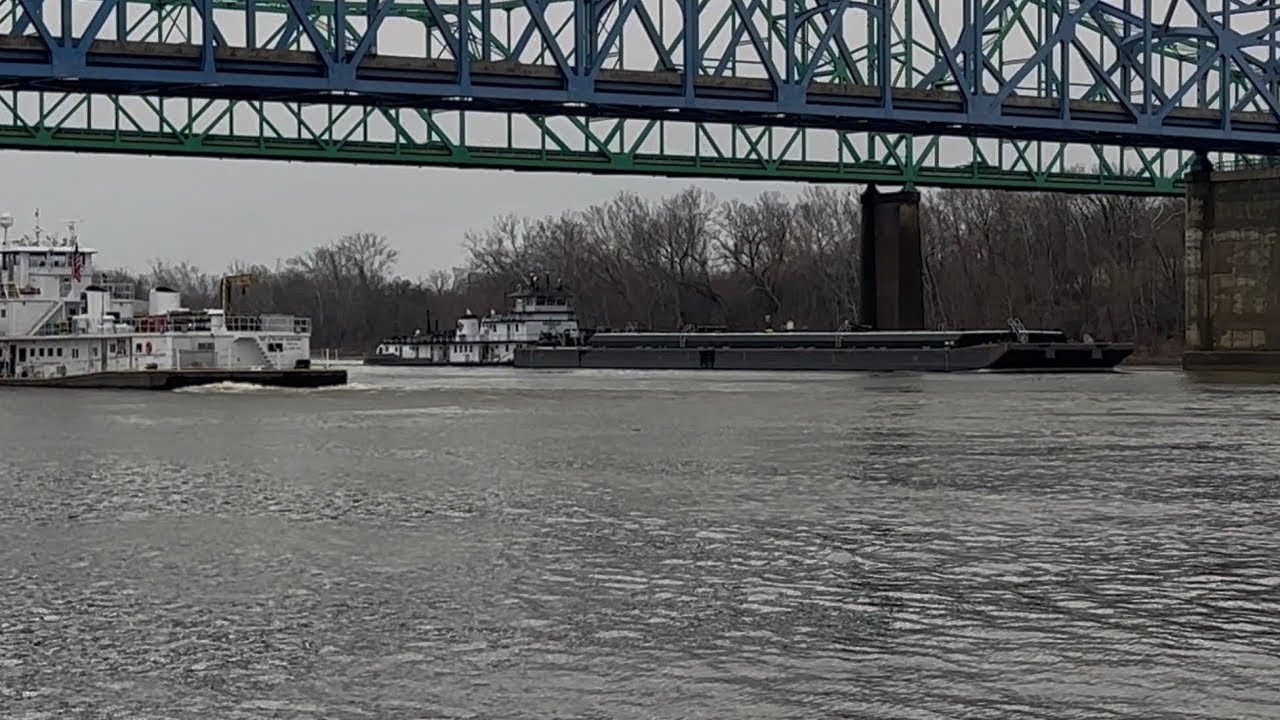 M/V G Allen Oldham meets M/V Magnolia on the Ohio River 