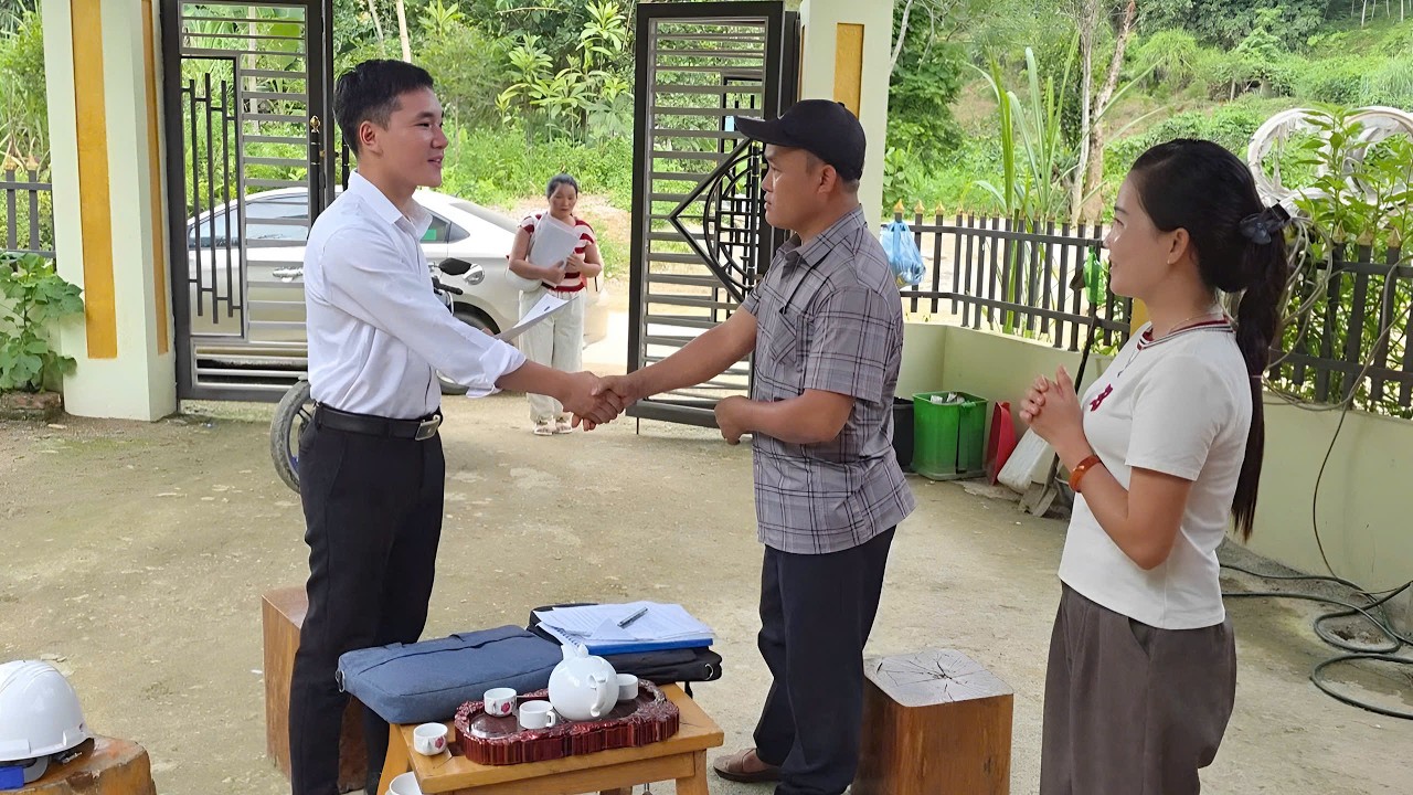 Thanks to Nhat's help, Mui successfully secured a major contract right in front of Van