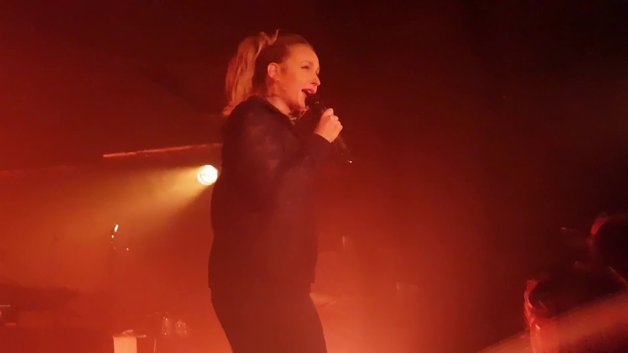 Leslie Clio - I couldn't care less - live in K&ouml;ln