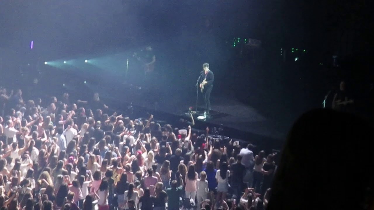 Shawn Mendes - Treat You Better live in Madrid