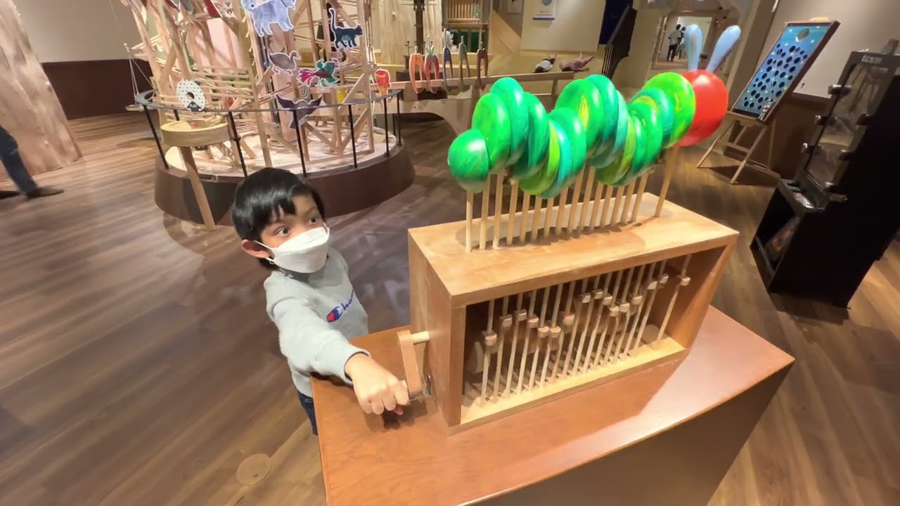 PLAY! PARK ERIC CARLE The Very Hungry Caterpillar はらぺこあおむし