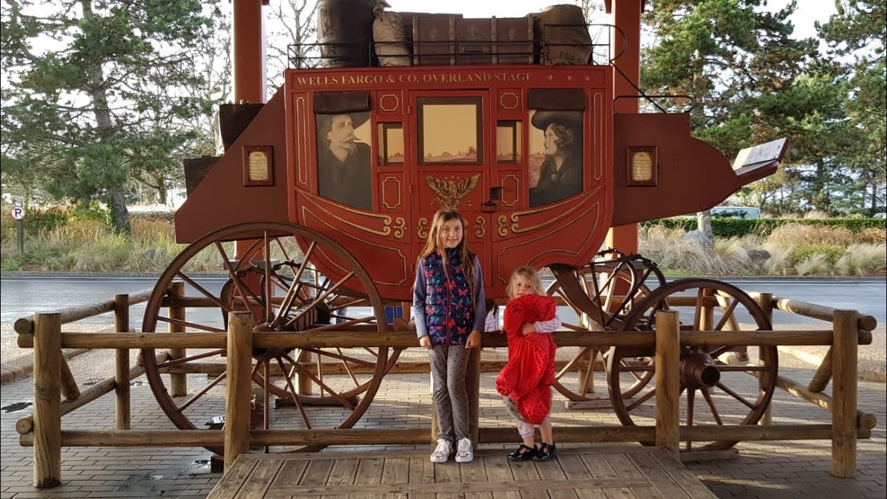 Checking in to Hotel Cheyenne & exploring Disney Village paris