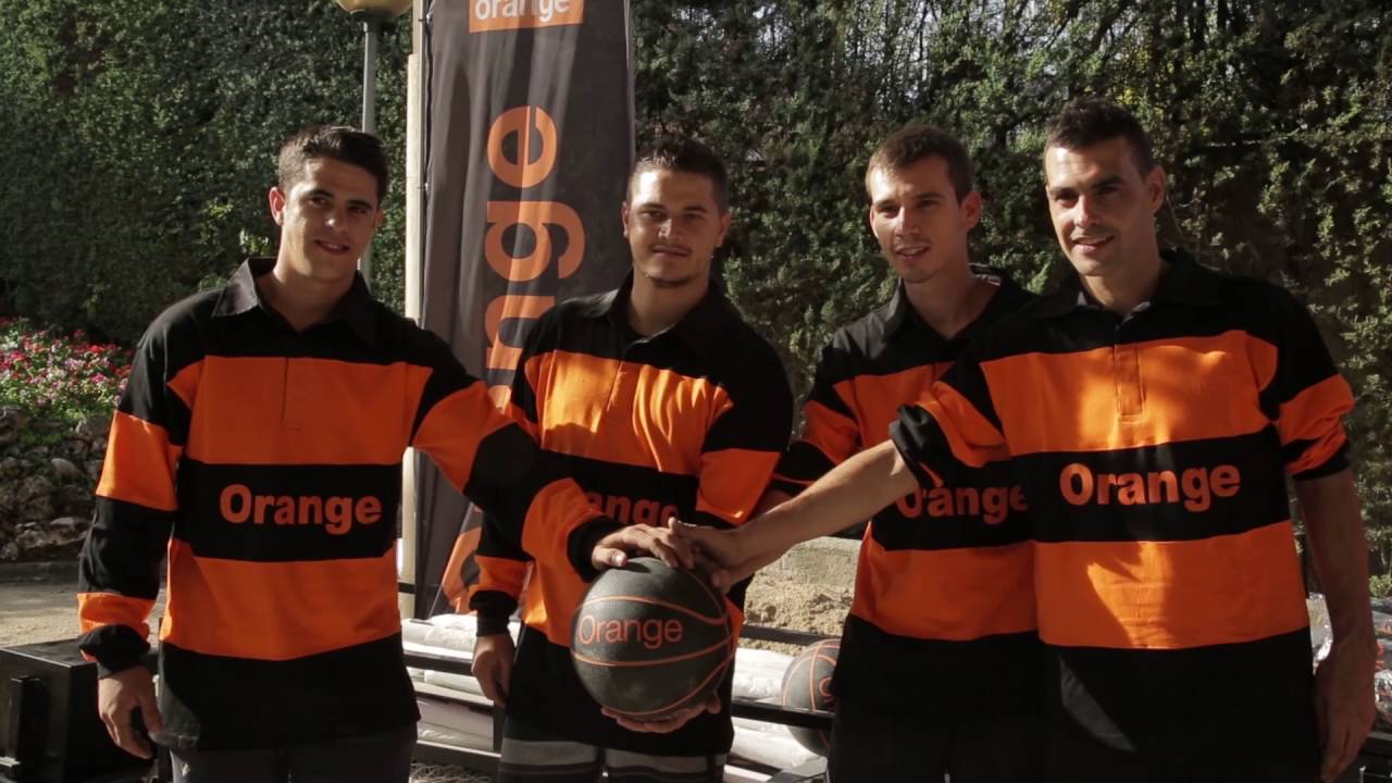 Orange dona material a Autismo Madrid.