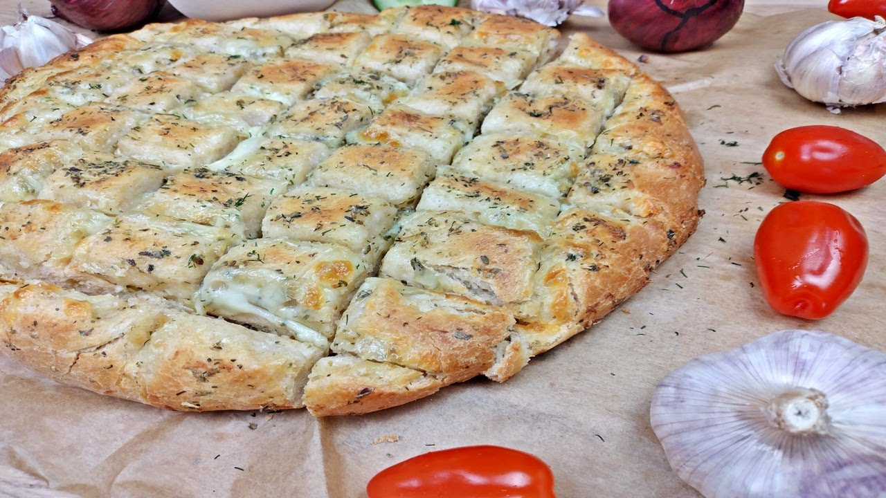 Rezept: Knoblauch Brot mit Mozzarella / Pizzabrot mit Käse selber machen, einfach und lecker