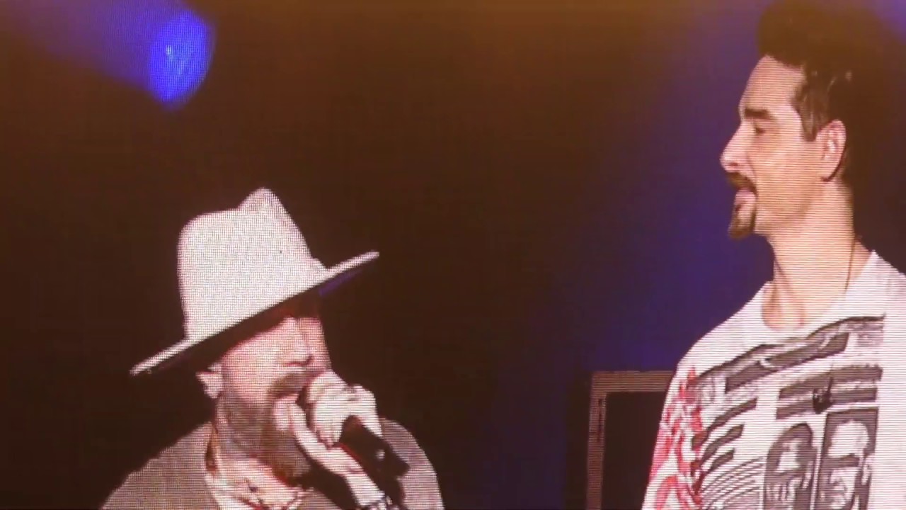 HD - Backstreet Boys - AJ + Kevin joking & changing outfits on stage (live) @ Stadthalle Vienna 2019