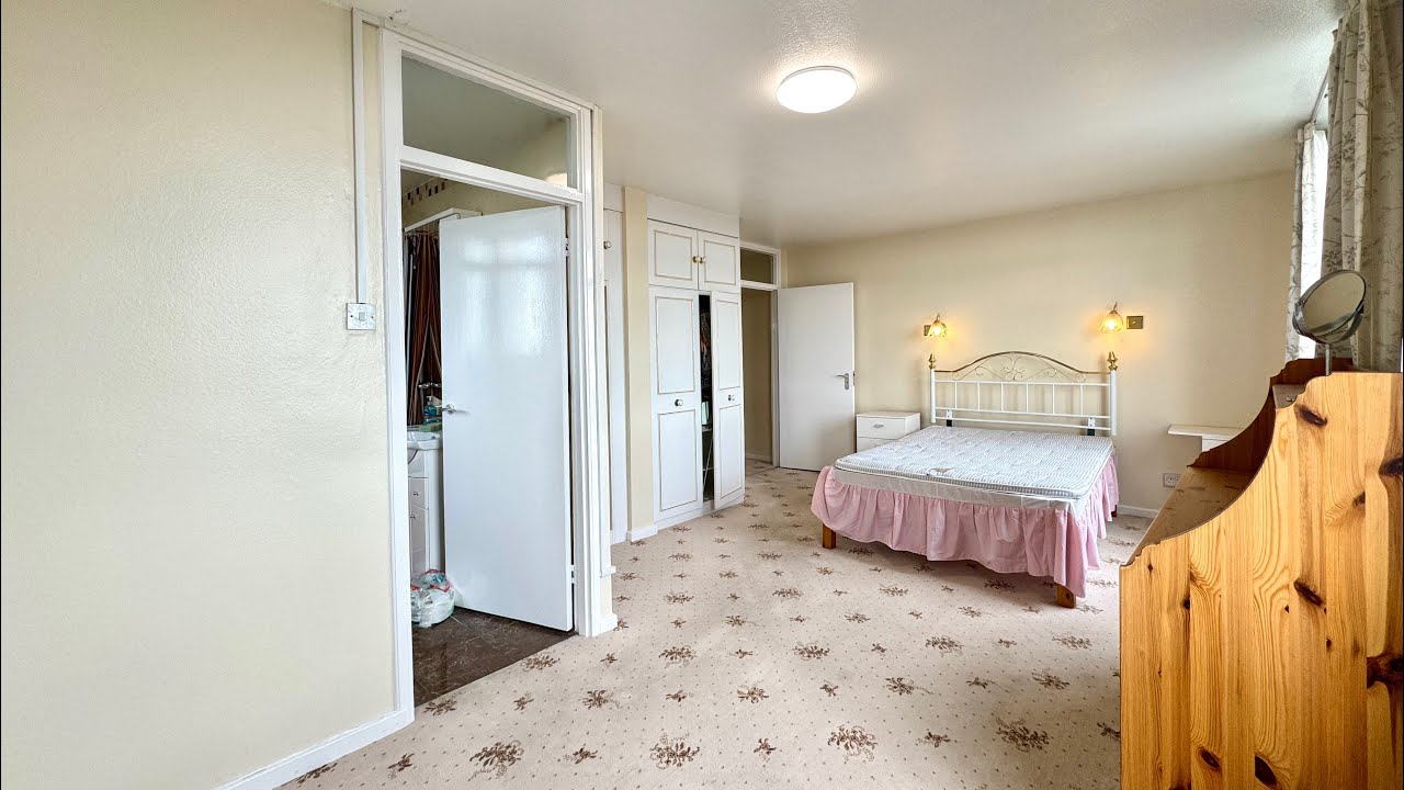 3 bedroom flat - Melvin Hall, Golders Green Road, NW11