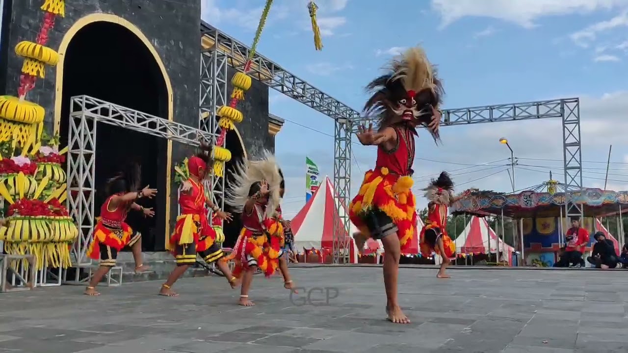 Super lincah ! Atraksi bujang ganong cilik dengan ganongan senior ponorogo semuanya hebat