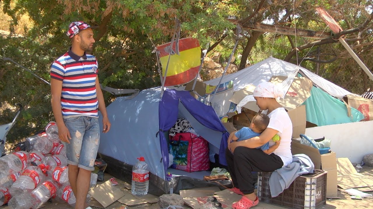Una familia a las puertas del CETI de Melilla