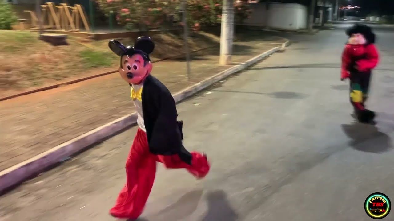 Foão e Mickey Dançando ao Som de Barbie Girl na Carreta TBS.