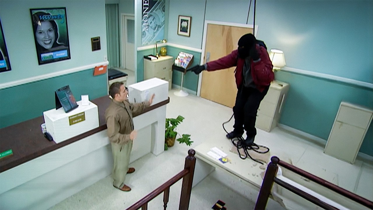 Невероятное ограбление банка: преступник проник через крышу!