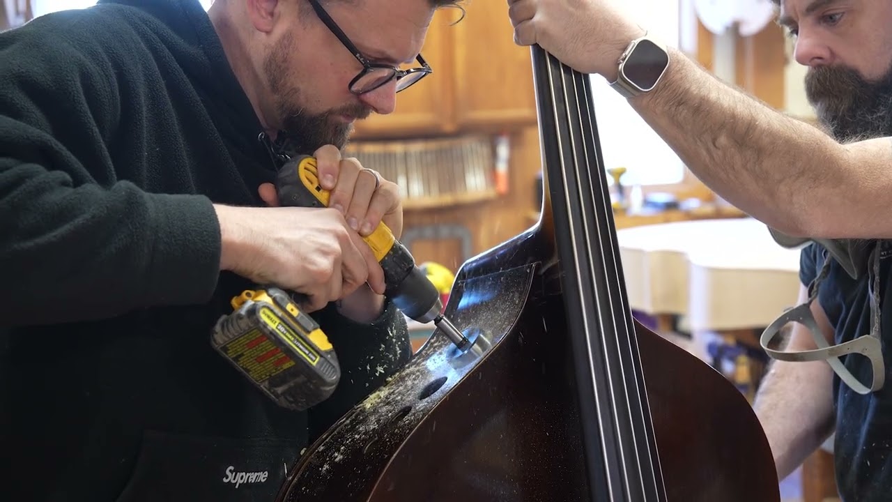 Гэри Аптон добавил четвёртое звуковое отверстие к своему контрабасу.