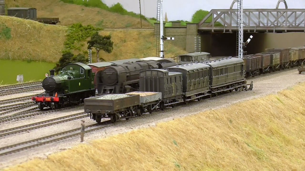 Посмотрите на Rapido GWR 44xx 2-6-2T в действии