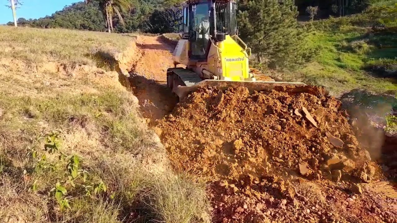 trator de esteira cortando material fechando erosões regularizando estrada!!