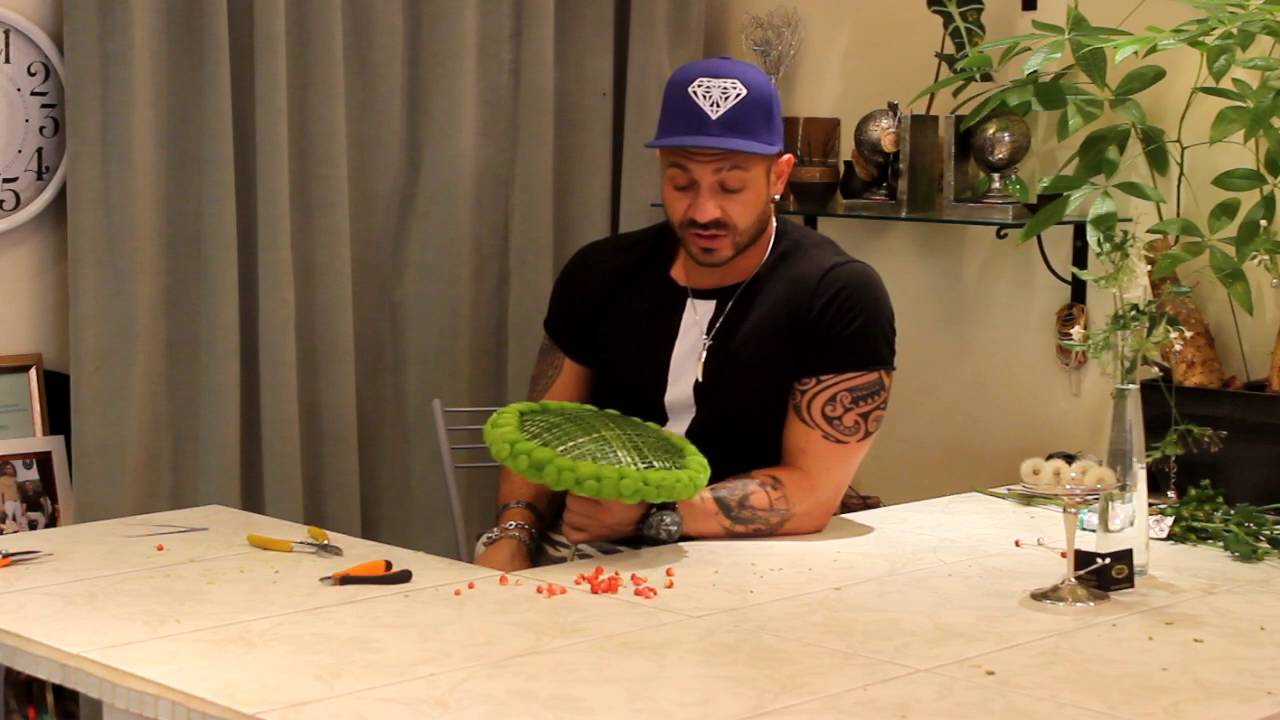 Уроки флористики Славы Роска. Букет на основе из берграса с акцентом в виде одуванчиков.