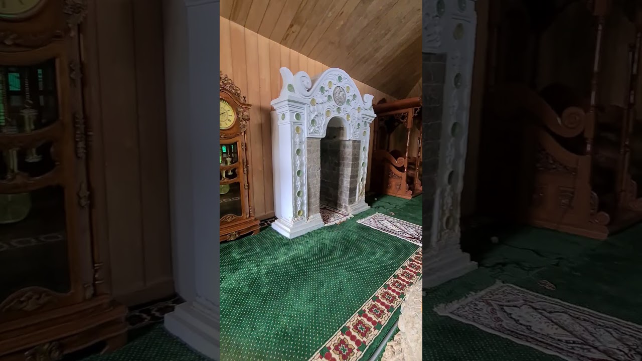 SUASANA DI DALAM MASJID SUNAN MURIA