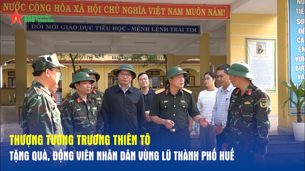 Thượng tướng Trương Thiên Tô tặng quà, động viên nhân dân vùng lũ thành phố Huế