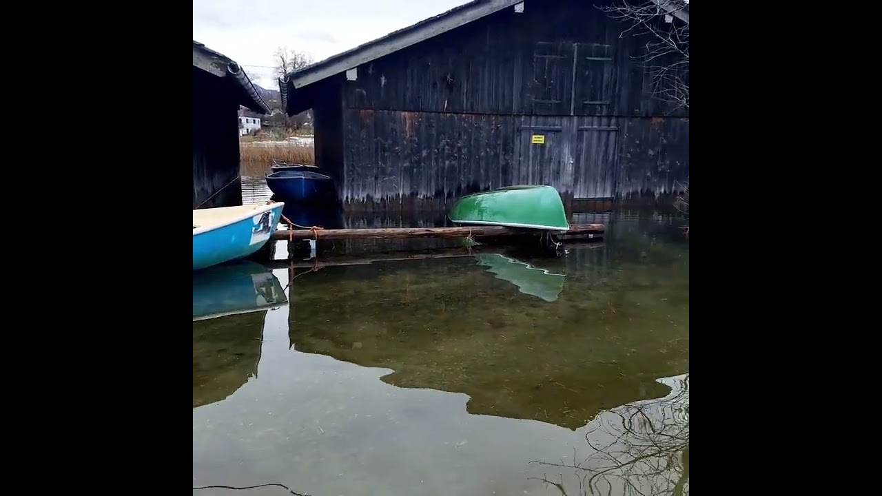 Parkplatzüberflutung und Hochwasser mit Pegel 104 am 13.12.2023 am Staffelsee. Parkplatz Seehausen