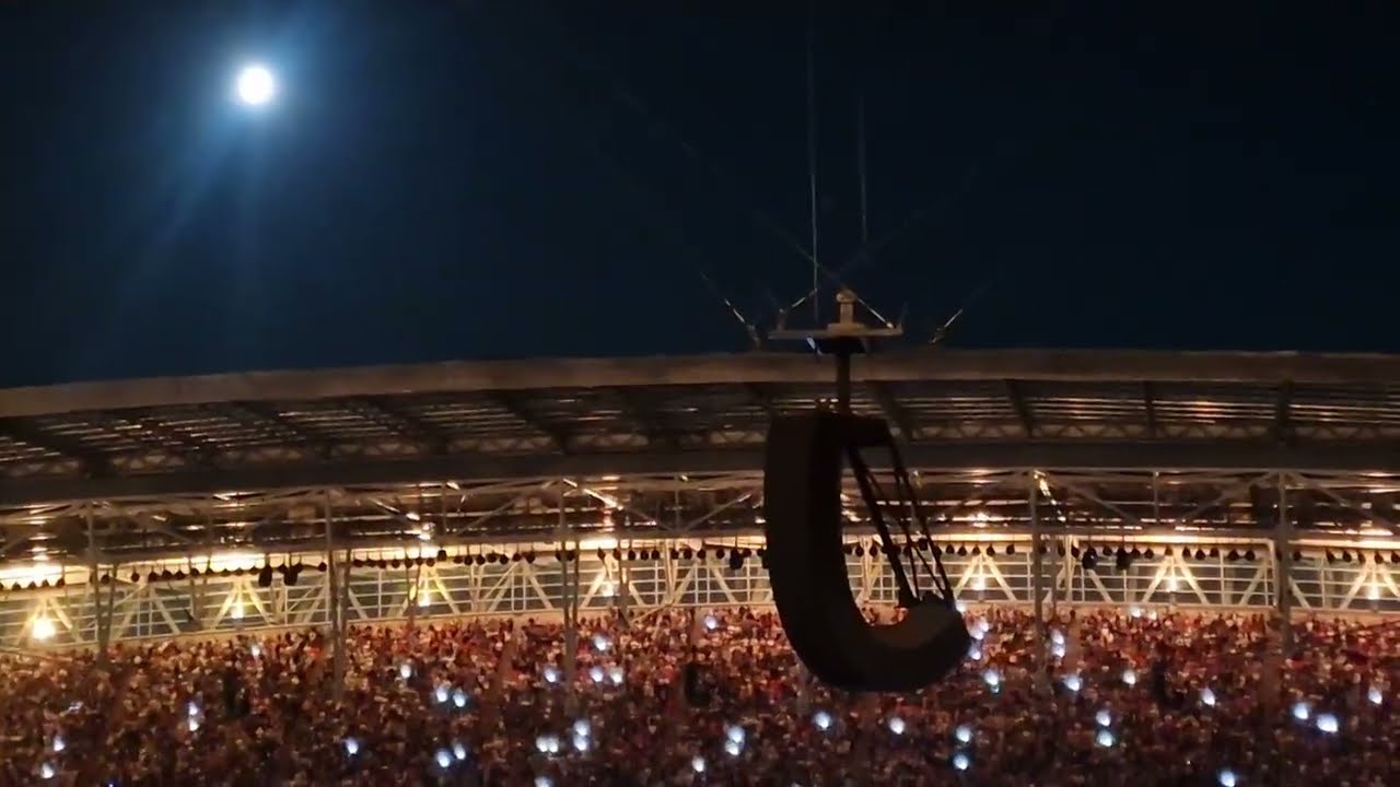 Coldplay Wembley Stadium 04/09/25 Song Yellow. 