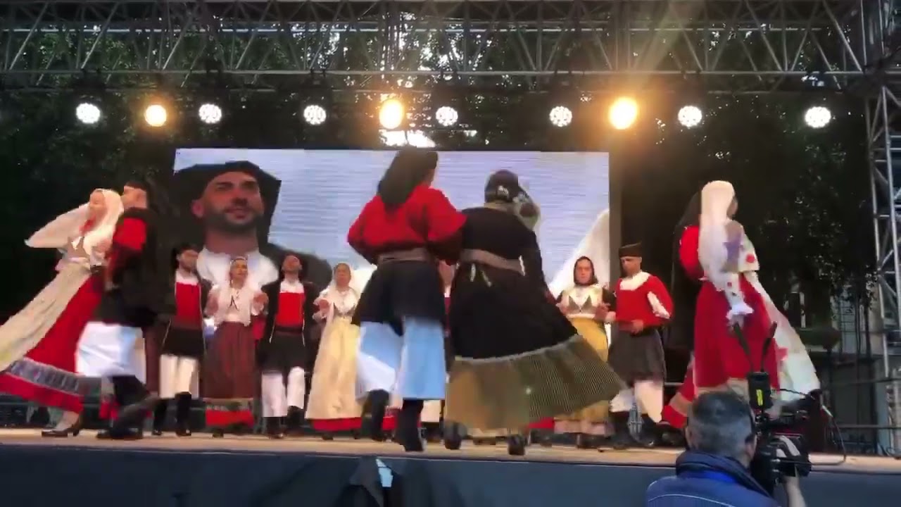 Sant’Efisio Giovanni Mattu Gruppo Orohole di  Ovodda ballu tundu ovoddesu